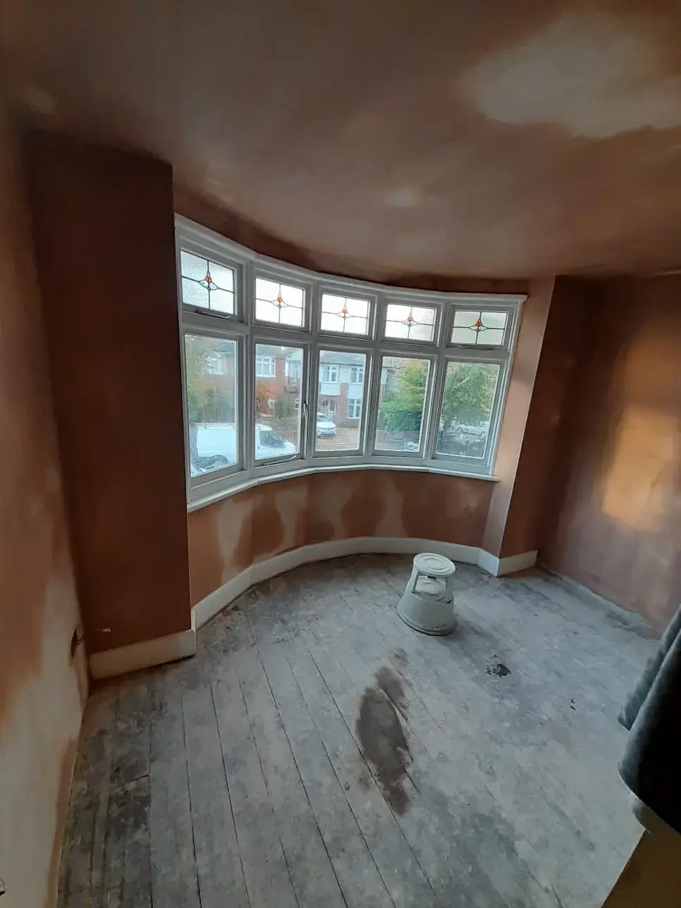 Another Pearl bay window with curved plaster and stained glass