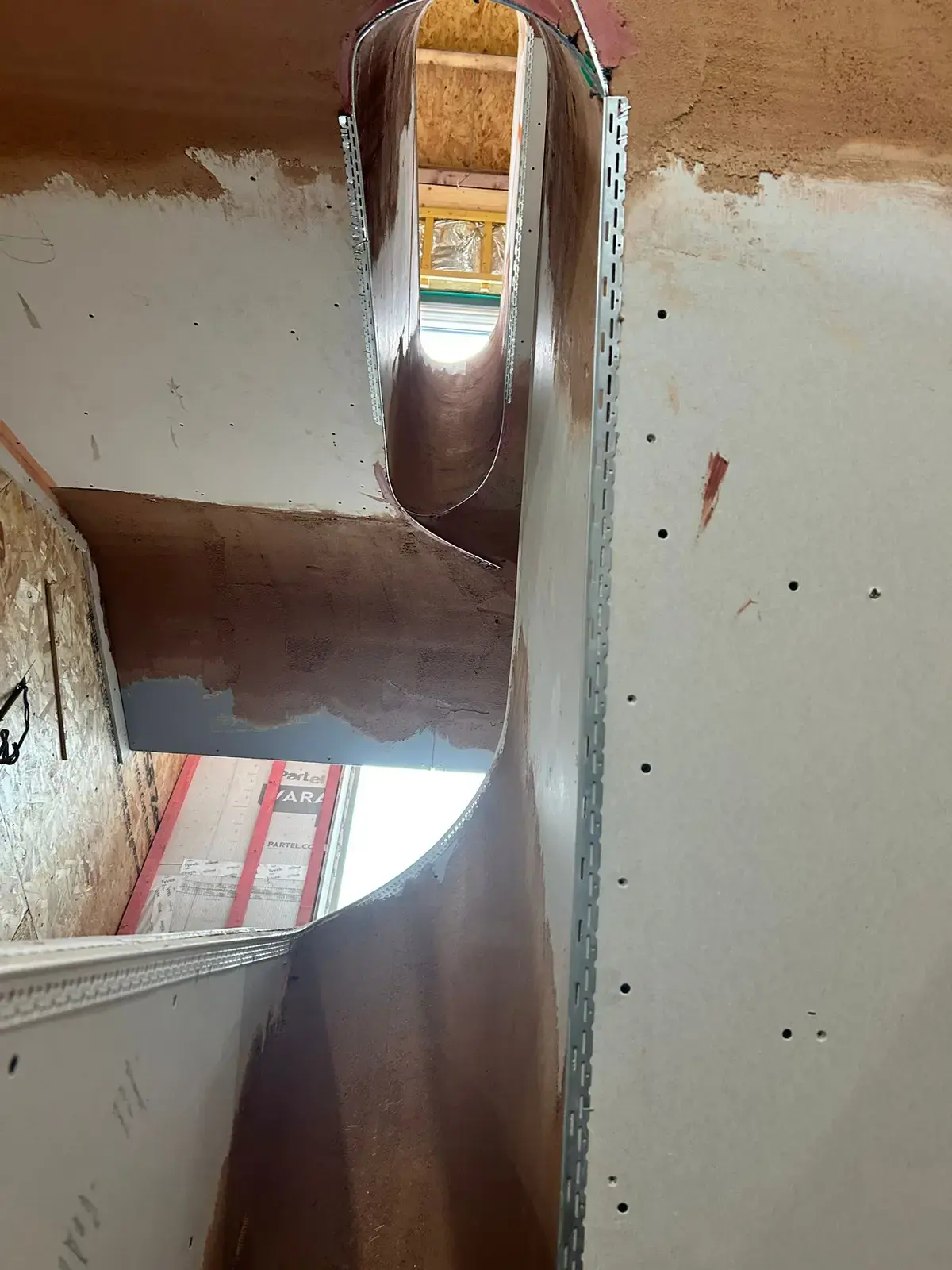 Curved plasterboard detail, mid-fit